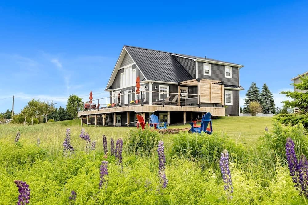 Bayview Cabin | Spectacular Cabin with Hot-Tub and Modern Indoor in Canada