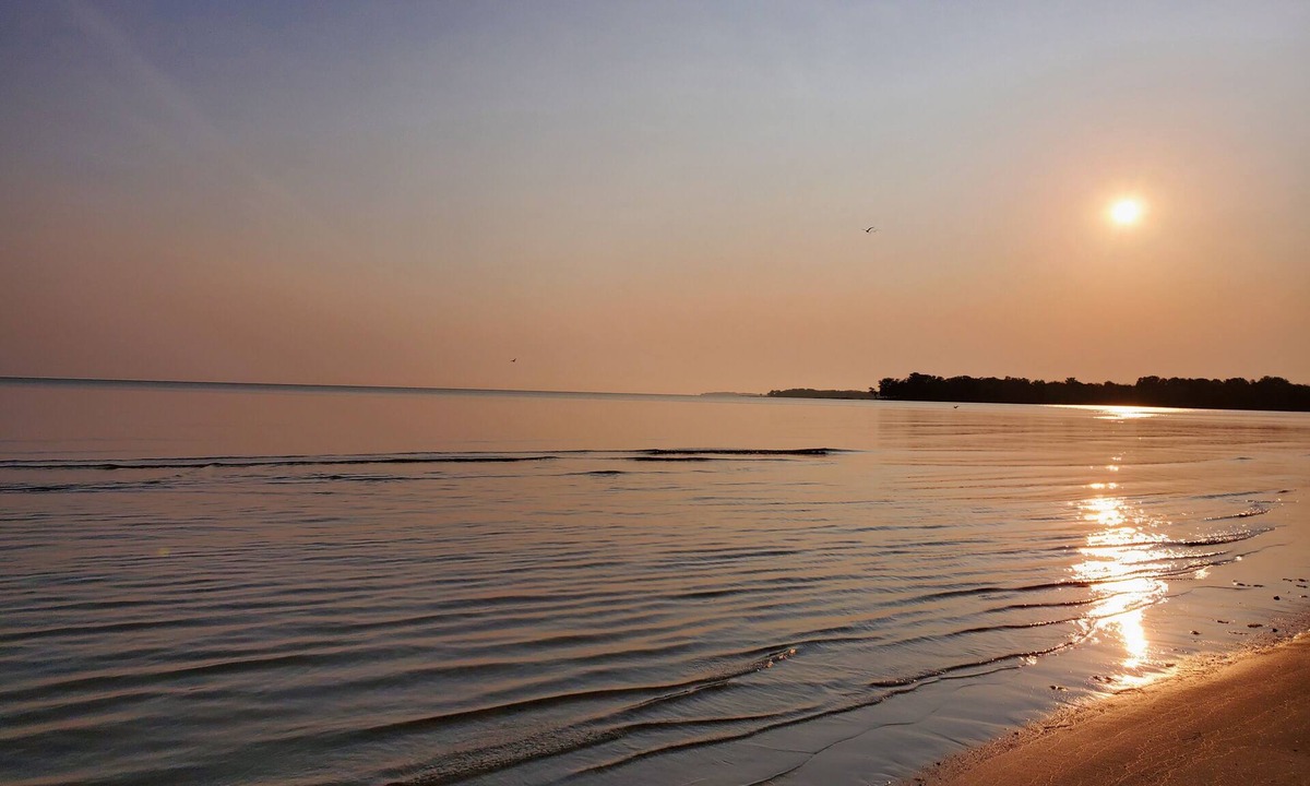 Waverly Beach House | SPECTACULAR LAKE FRONT HOUSE ON CRESENT BEACH FORT ERIE ONTARIO CANADA