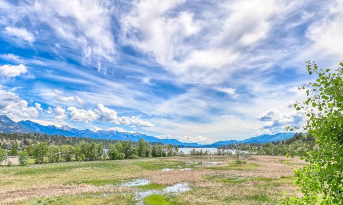 Invermere Condo | Spectacular Lake, Mountain, and Wetland View Condo 2BD + Den(w/door) Bunks