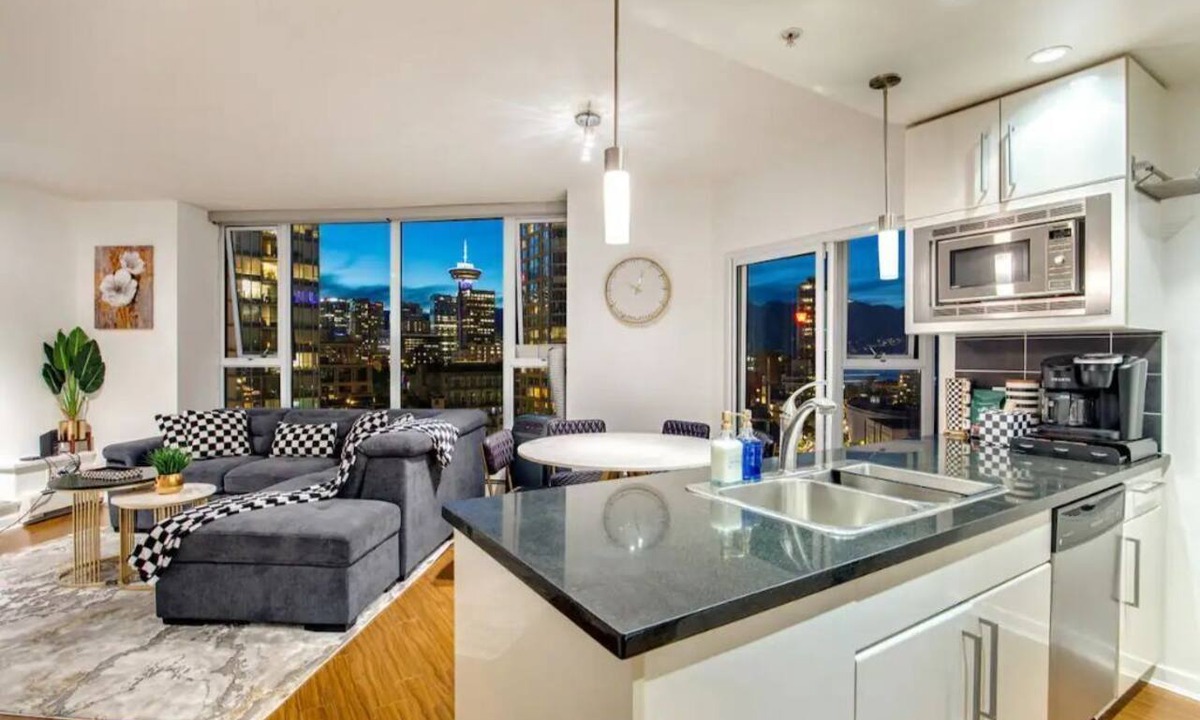 Crosstown Apartment | Spectacular Views in the Heart of the City | 6 Sleeps | Pool & Sauna