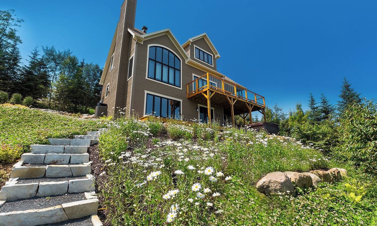 Saint-Joseph-de-la-Rive House | Splendid terrace flirting with the mountain