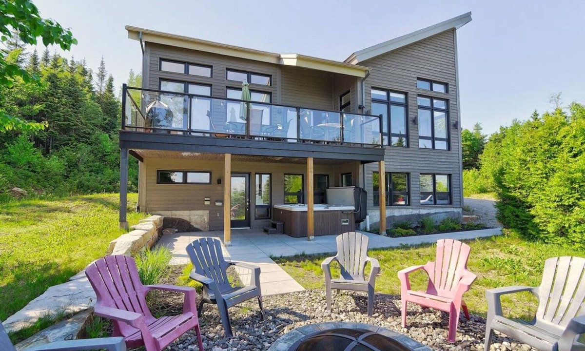 Saint-Joseph-de-la-Rive Ski Chalet | Splendid terrace flirting with the mountain
