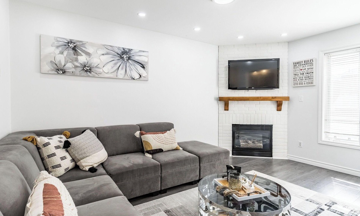 Orangeville House | Spotless Bright Home By The Headwaters In Orangeville!