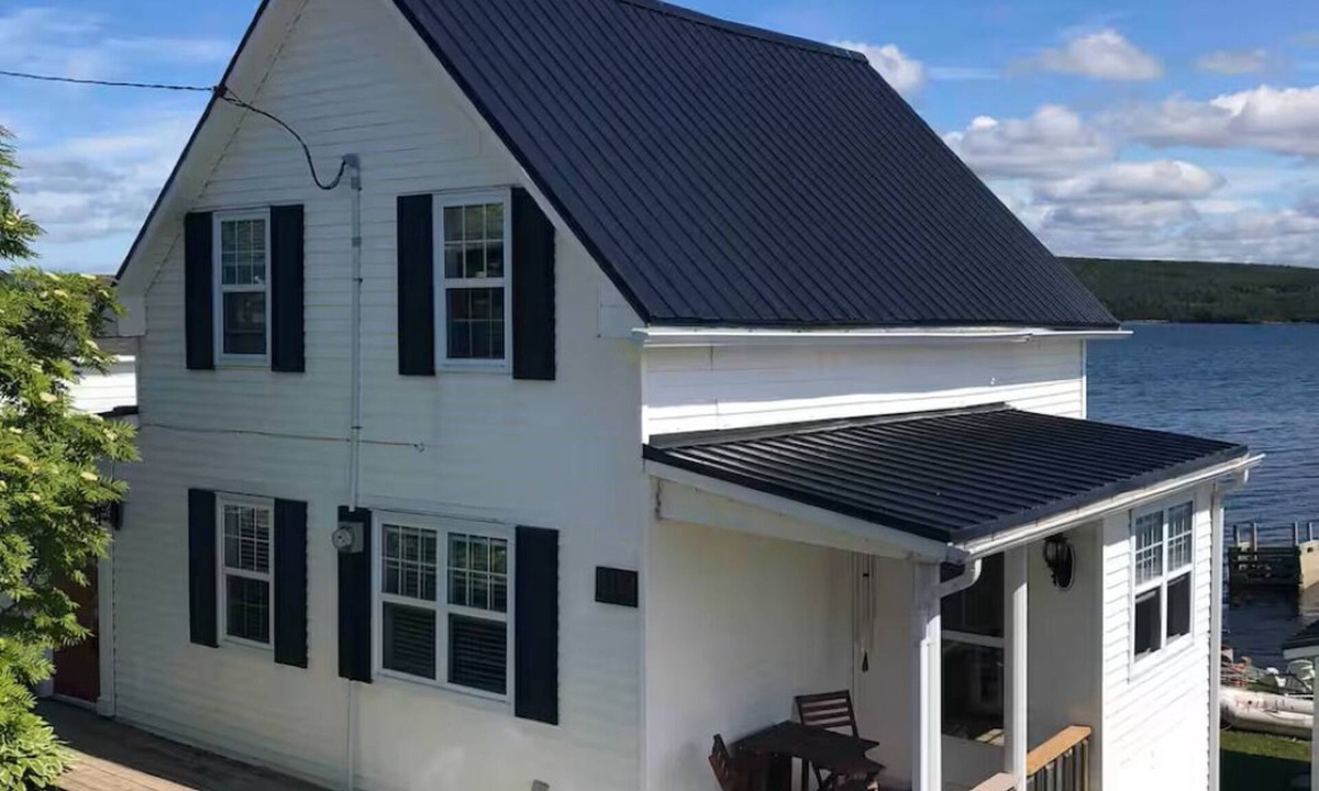 Lewisporte House | Squeeze More Inn on the ocean Traditional century old Newfoundland home