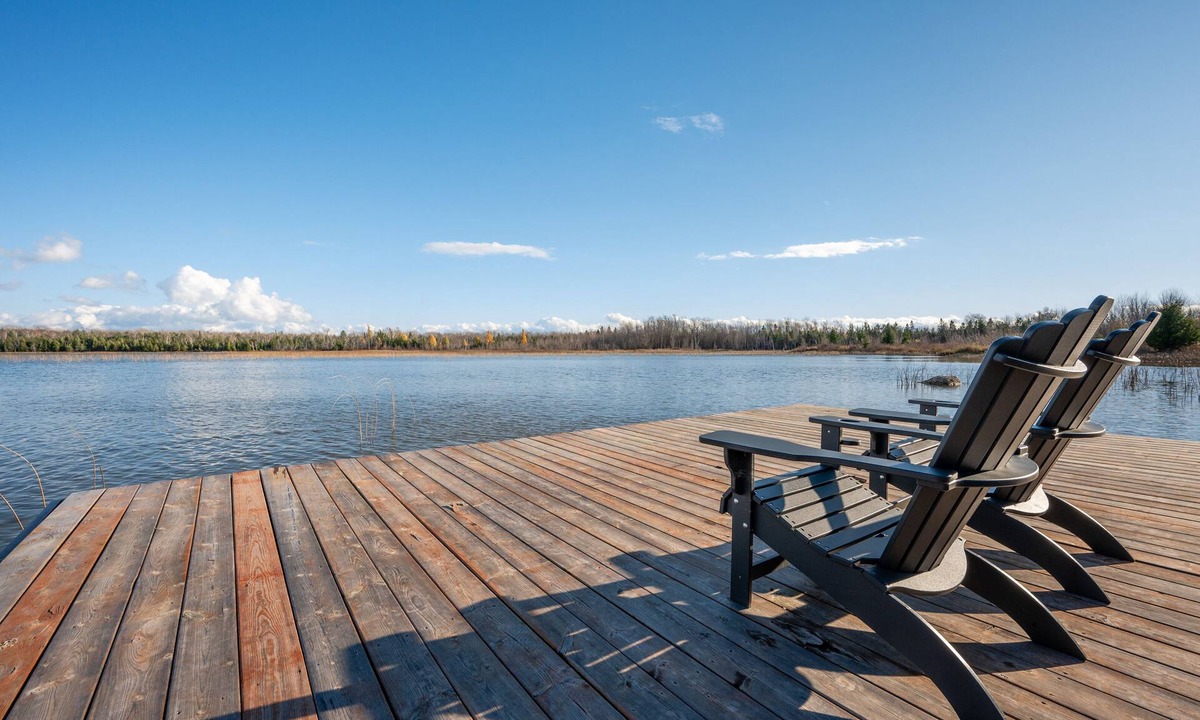 Miller Lake Cottage | Starlight Shores - Serene Lakefront Retreat: Explore and Unwind