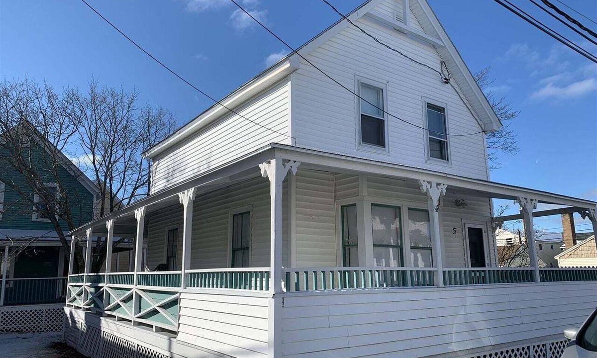 Old Orchard Beach Cottage | Stay at Barefoot Beach House I in Old Orchard Beach, a cozy 3-bedroom with ocean views!