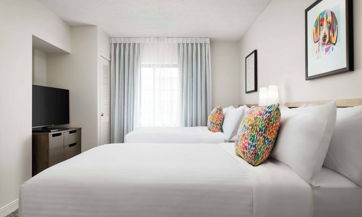 Thornhill Hotel | Stay Comfortably in a Pet-Friendly Suite with Swimming Pool Near Attractions