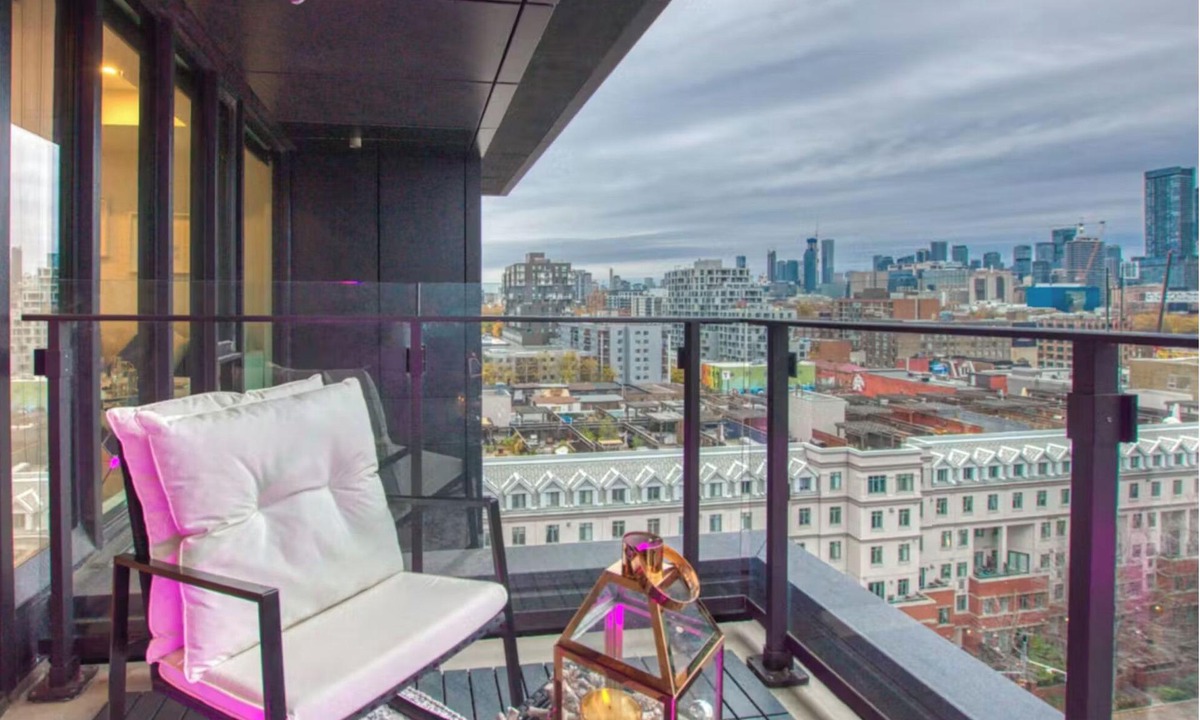 Wellington Place Apartment | Stay in Style Like Taylor Swift – Chic 1-Bedroom Hideaway with Iconic City Views
