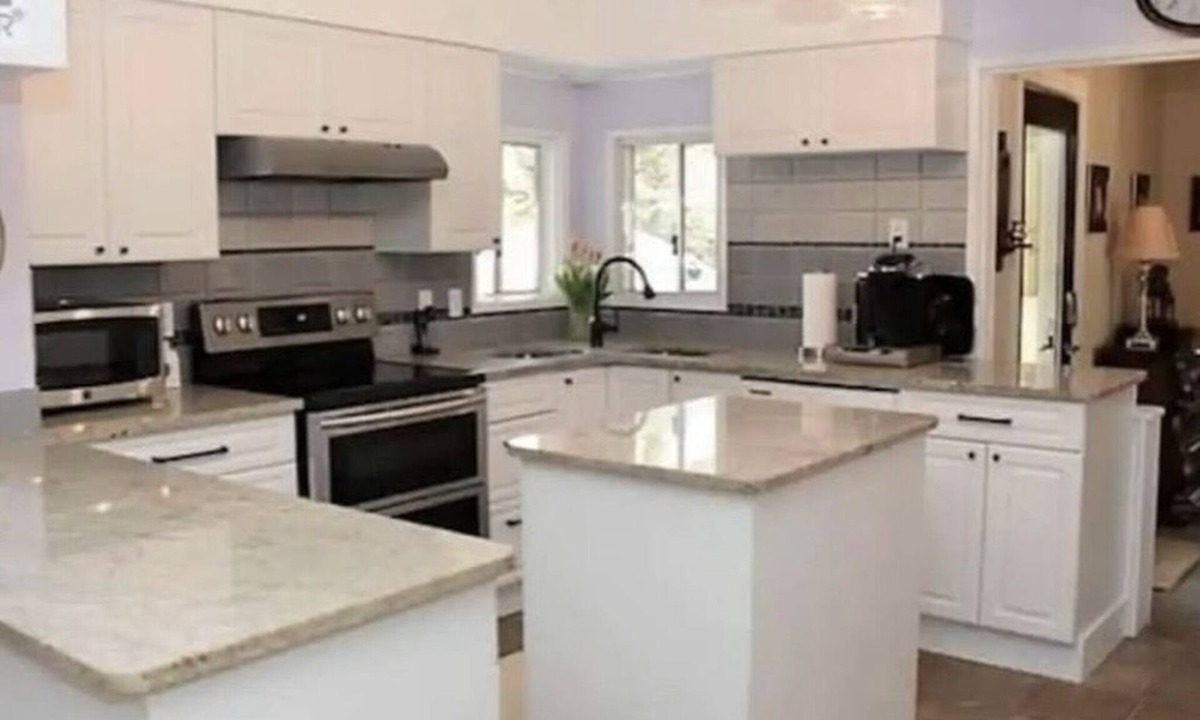 Osoyoos House | Stay in Sunny Osoyoos! Large private yard and hot tub, perfect for boaters!