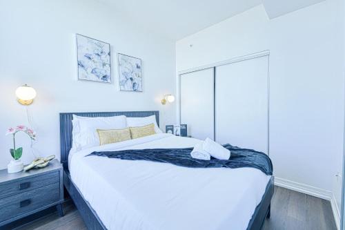 Garden District Apartment | StayToronto - The Cozy Flex 1BR and Den Suite - Prime Location