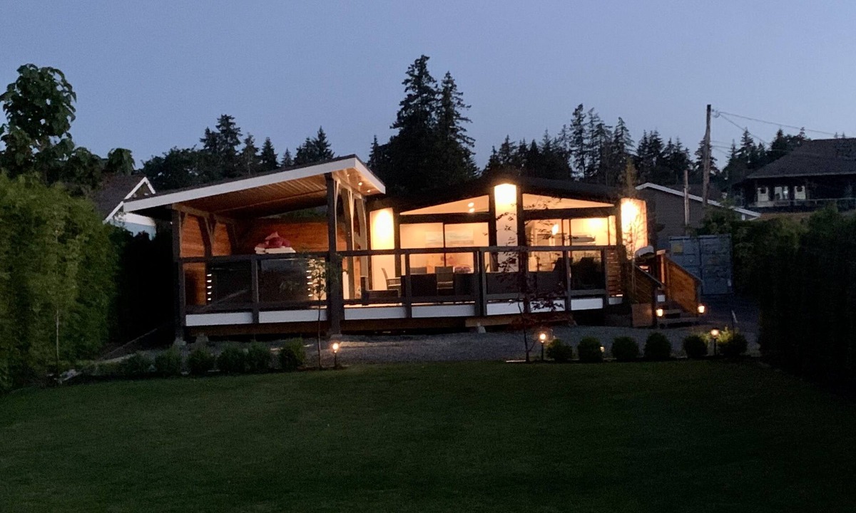 Courtenay House | Steps away from the beach with endless views