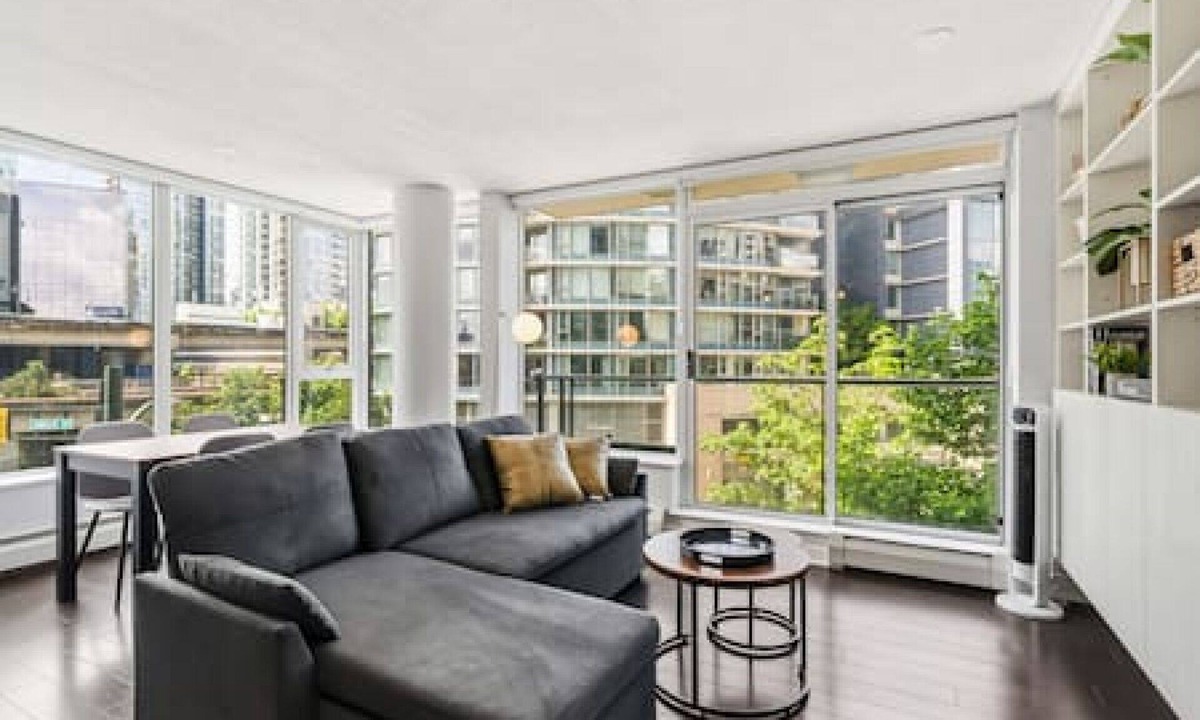 Crosstown Apartment | Steps to Rogers Arena | Stylish 1BR Downtown Condo