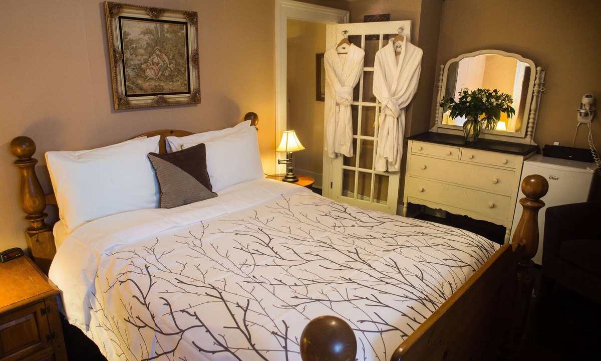 Essa Bed & Breakfast | Stevenson Inn & Spa