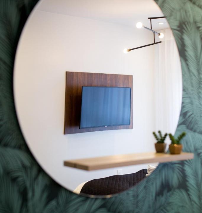 Little Italy Apartment | Studio Palms Steps from JeanTalon Market Full Bath by Den Stays