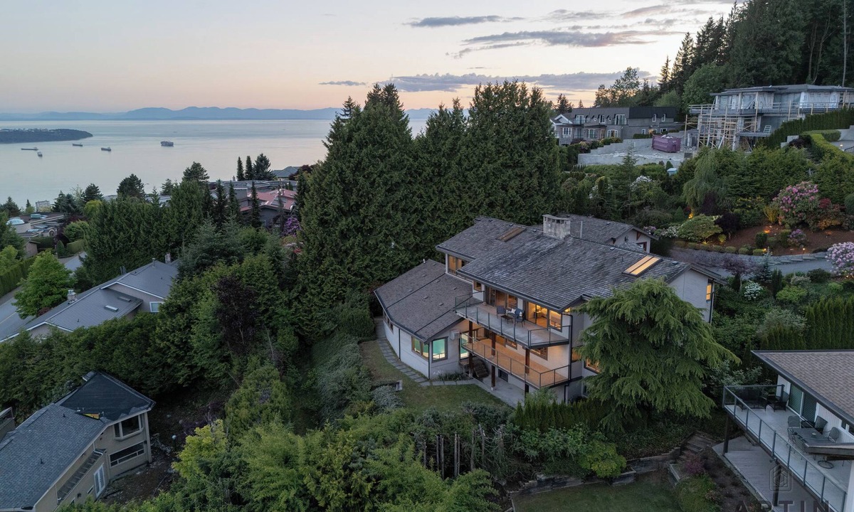 West Vancouver House | Stunning 4BR Retreat - Indoor Pool and Sauna