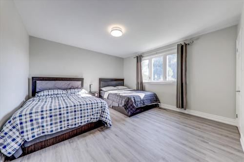 Dean Park House | Stunning 7 Br RougeView Home with 2 Kitchens, 5 Bathrooms, Amazing Backyard & 8-Car Parking