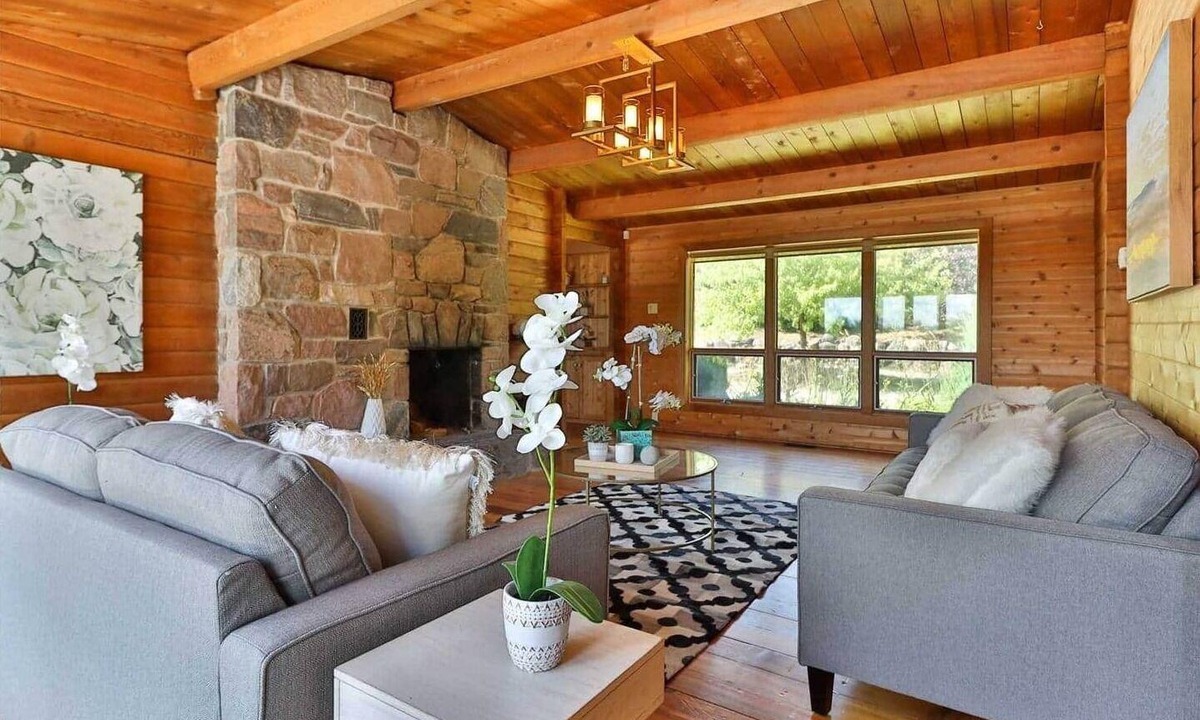 Pickering House | Stunning Farmhouse In Pickering!