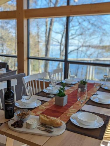 Cressy House | Stunning lakefront 4 season cottage in PEC