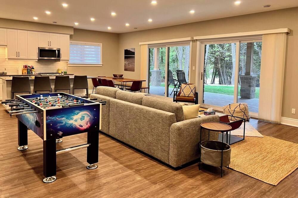 Kincardine House | Stunning Serenity Cove On The Lake | Cozy Cottage
