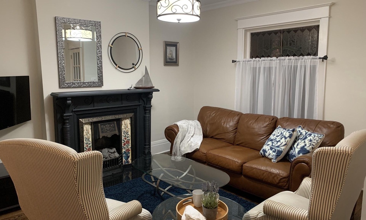 Riverdale House | Stunning Toronto 3 BR Prime Riverdale Home - WFH Ready