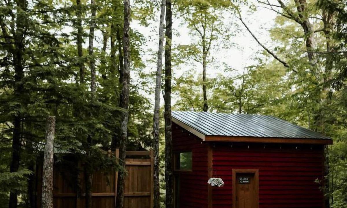 North Frontenac Cabin | Stunning Waterfront Glass Cabin Perfect for a Romantic Getaway in Ontario