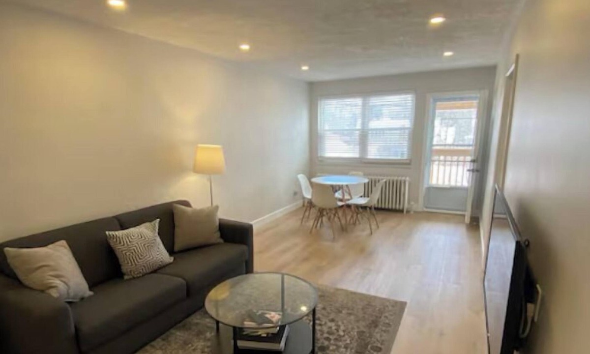 Port Credit Apartment | Stylish 2 Bedroom Apartment w/Outdoor Balcony | Port Credit by the lake.