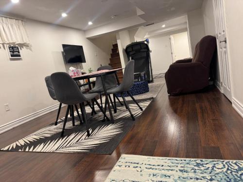 Oakwood Village Apartment | Stylish 2Bedroom Basement Suite in Oakwood Village