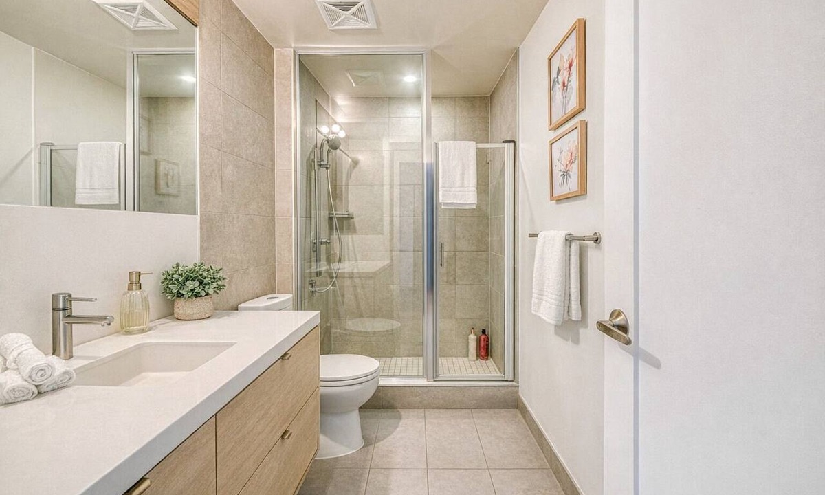 Downtown Toronto Apartment | Stylish 2BR Toronto Retreat at Clarence Square