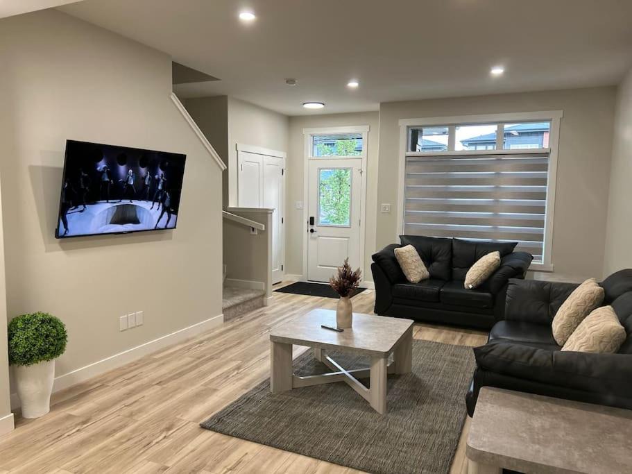 Regina Apartment | Stylish 3 bedroom home in Regina
