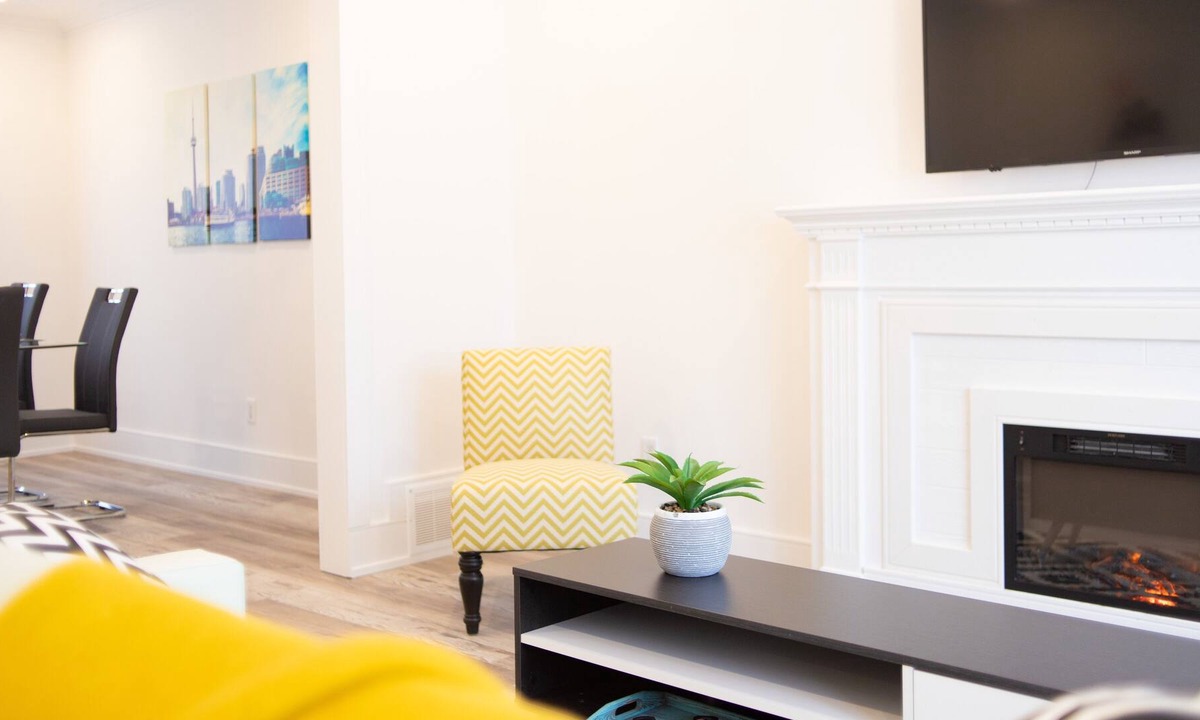 Armour Heights House | Stylish 4 Bedroom/2 Bath Home near Bathurst & Wilson