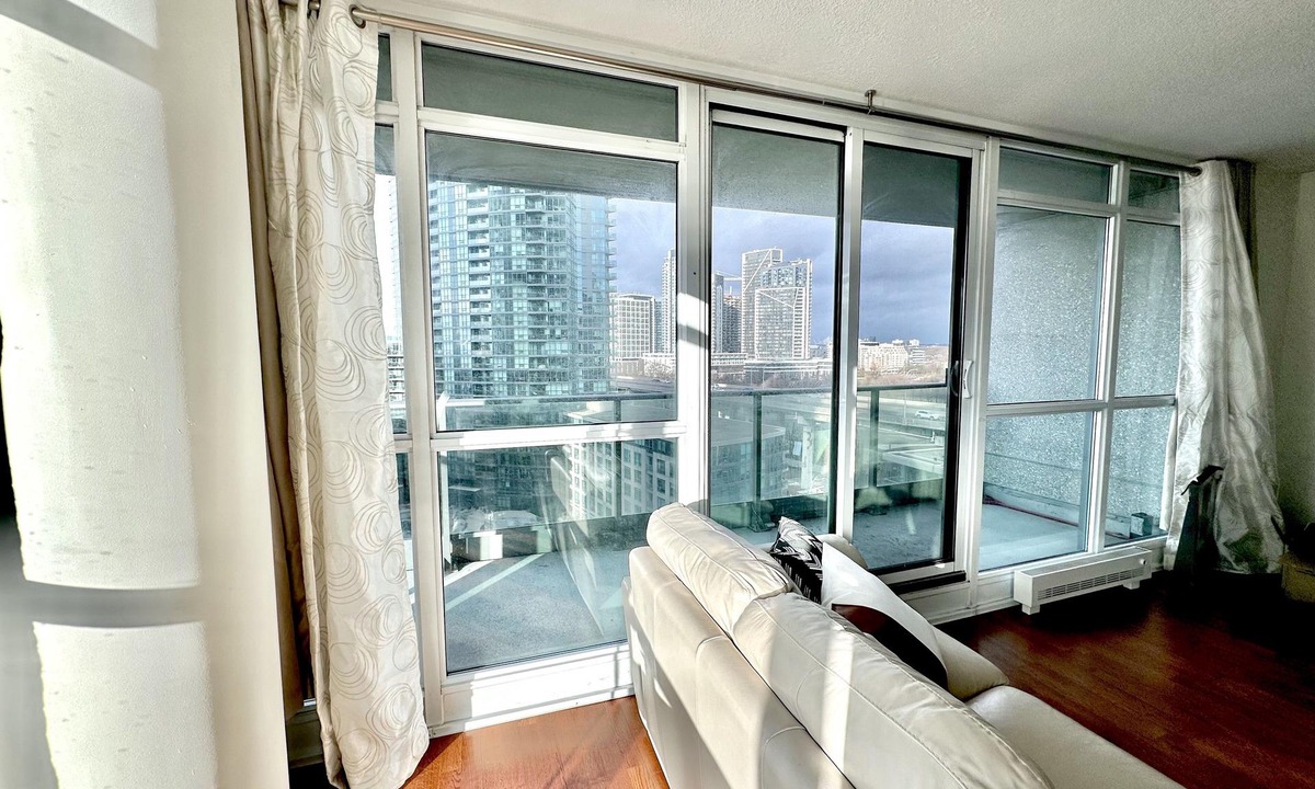 Fort York House | Stylish & Comfy Gem ~ Scenic Lake Views ~ Parking!
