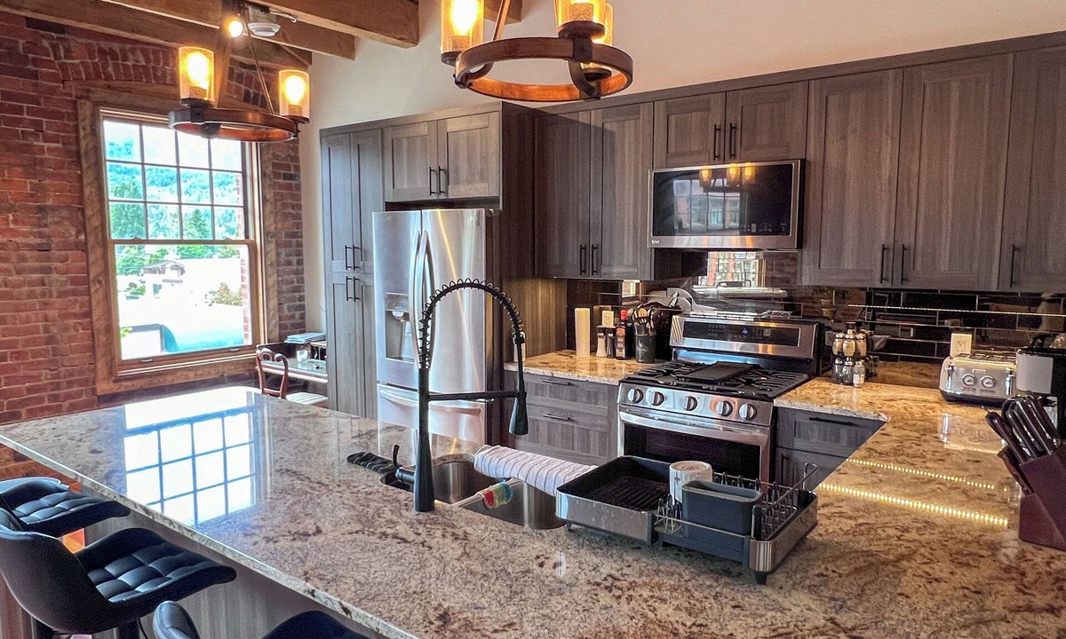 Historic Downtown Fernie Condo | STYLISH l 3 BEDROOMS l SLEEPS 7 ADULTS l DOG FRIENDLY