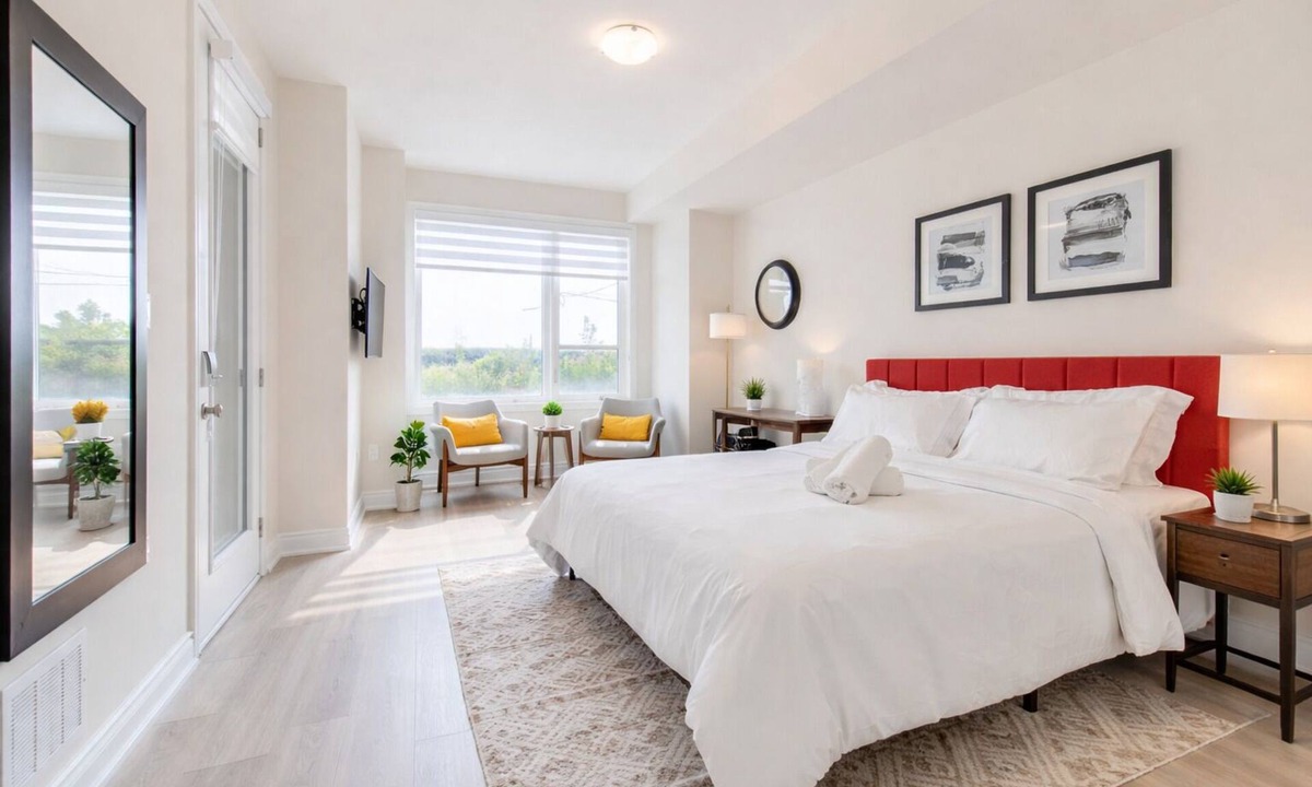 Oakville Apartment | Stylish Oakville Studio! Work Desk + WiFi +Free Parking + Pet Friendly