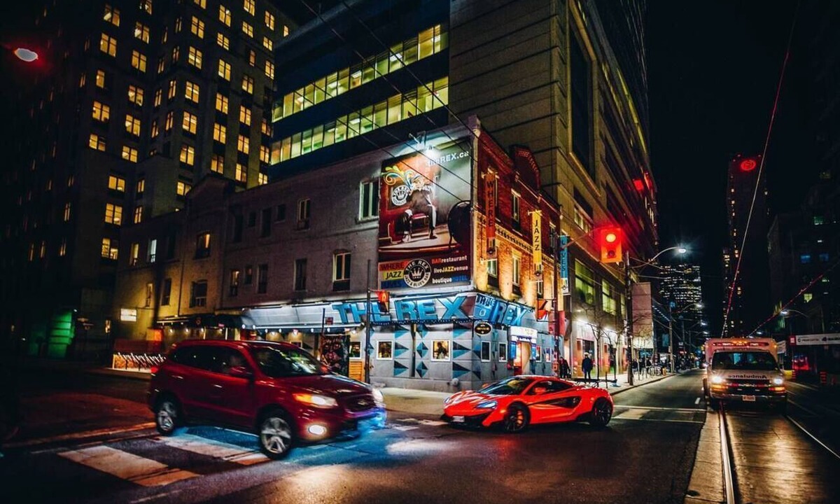 Downtown Toronto Hotel | Stylish Queen West 2BR Hotel Retreat