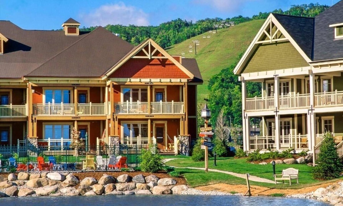 The Blue Mountains Hotel | Stylish Room Near Blue Mountain Village with Fireplace, Balcony & Kitchen