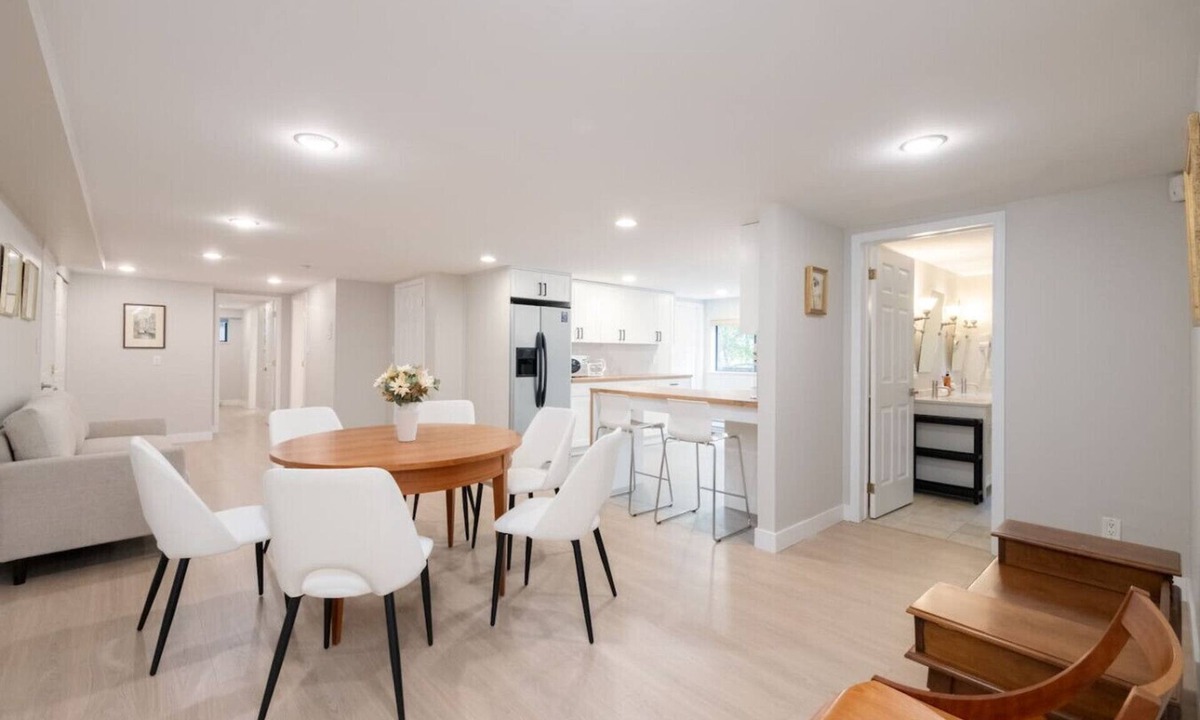 West Vancouver Condo | Stylish Scenic Oasis: 3-Bedroom Suite, West Van