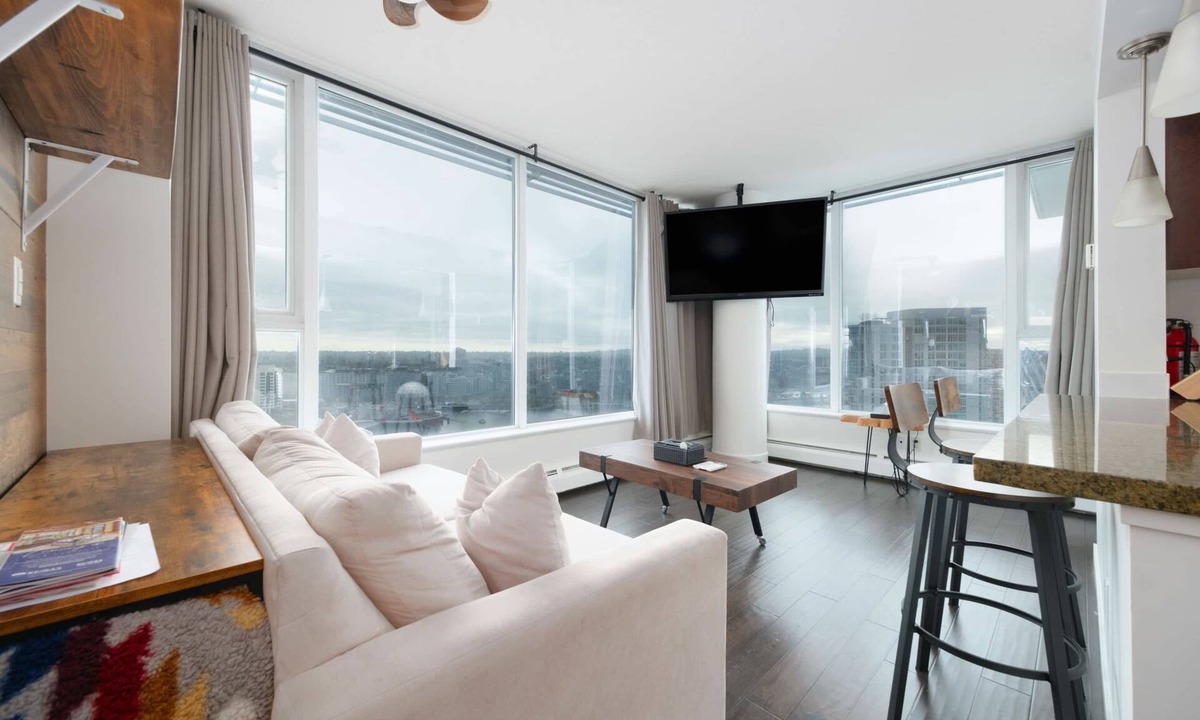 Crosstown Apartment | Sub-Penthouse Condo with Jacuzzi, Pool, Sauna & Gym