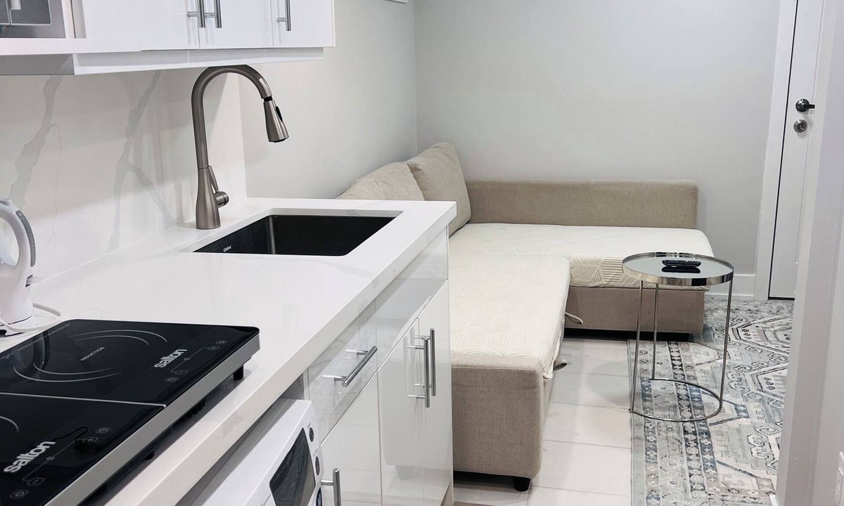 Halton Regional Municipality Apartment | Sudio Basement Suite with Double Bed and kitchen, Entrance from Garage -Sleeps 2