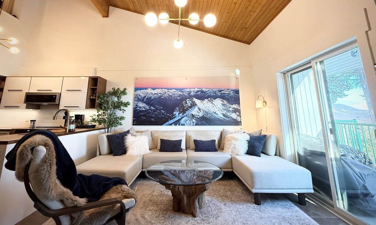 East Kootenay House | Summit View II | Pool · Views · Sleeps 6
