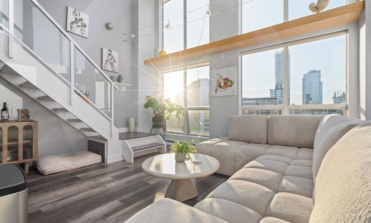 Downtown Vancouver Condo | Sun-Drenched Downtown Loft - Views of Skyline
