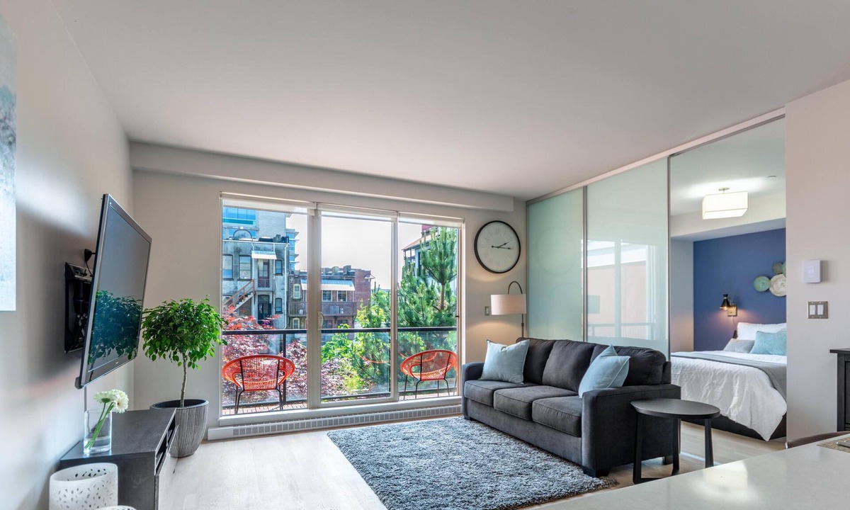Downtown Victoria Condo | Sun-Drenched Sophistication