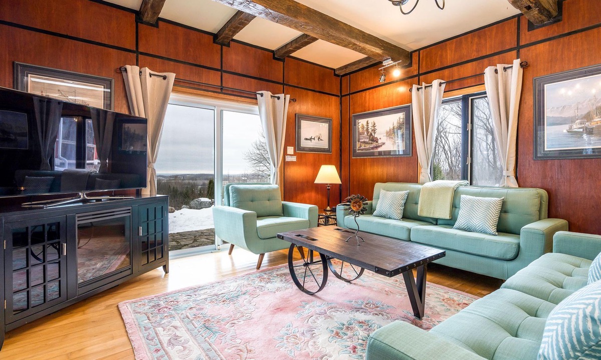 Grey Highlands Cabin | Sundance of Blantyre Ski Lodge w/Private Hot Tub & Sauna House