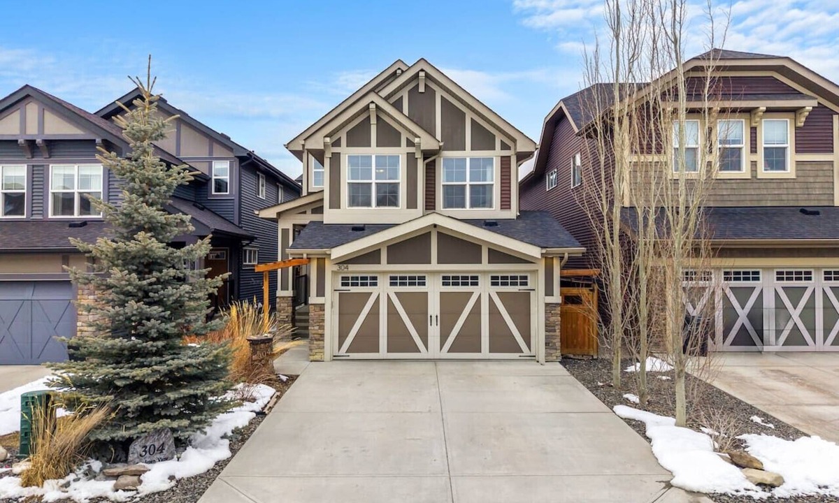 Cochrane House | Sundown Haven | Fenced Yard | Park | Crib | Pets