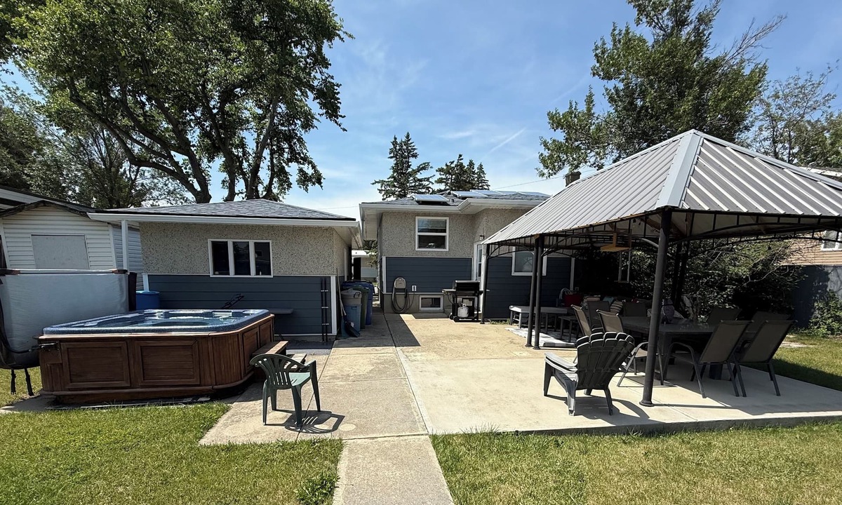 Coaldale House | Sunny Southern Alberta Oasis