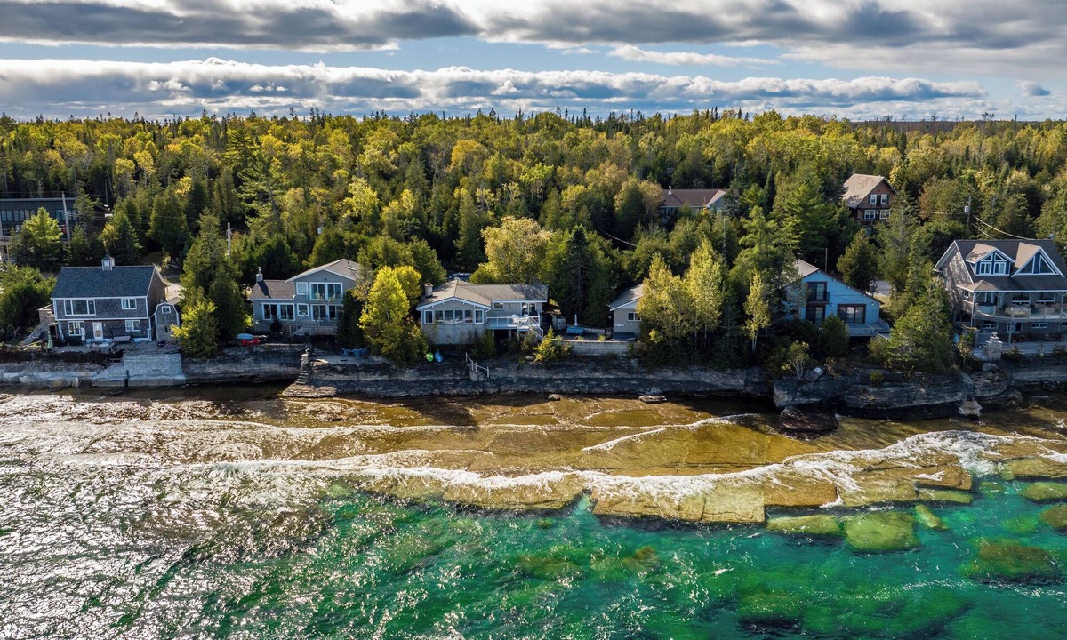 Lion's Head Cottage | Sunrise Retreat | HOT TUB | AC | Georgian Bay | 35 Mins to GROTTO
