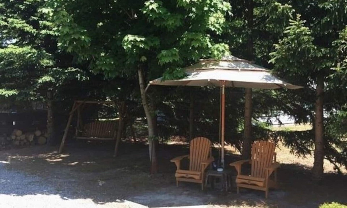 Lambton Shores Cabin | Sunset Couples Retreat! 4 Min to Beach, Cabin 3