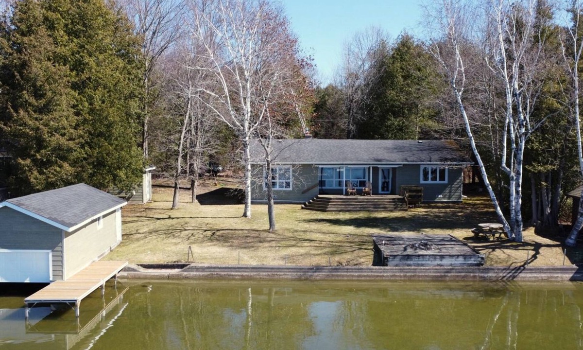 Kirkfield Cottage | Sunset Paradise with a Sandy Wade in Waterfront, less than 1.5 hour from Toronto