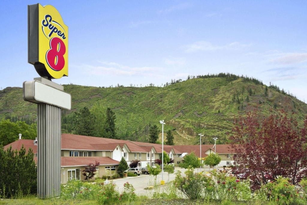 Central Okanagan Hotel | Super 8 by Wyndham West Kelowna BC
