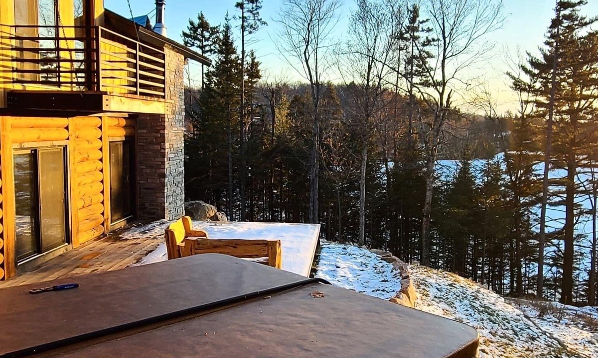 Wentworth-Nord Ski Chalet | Superb luxury chalet lost in the forest, with spa, fireplace and lake view!