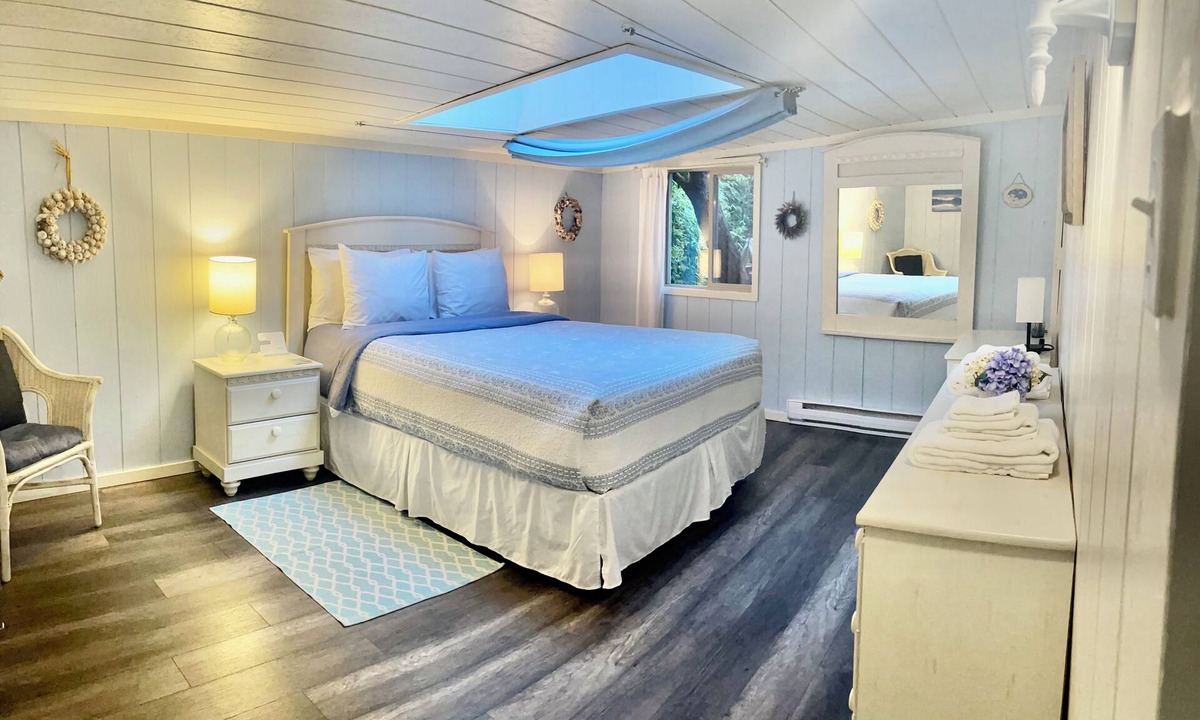 Tofino Cabin | Surf Shack - Beachside Retreat - Private Hot Tub - Steps from Chesterman Beach